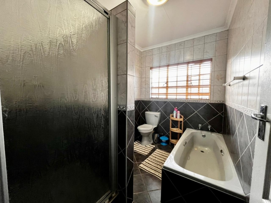 3 Bedroom Property for Sale in Safari Gardens North West